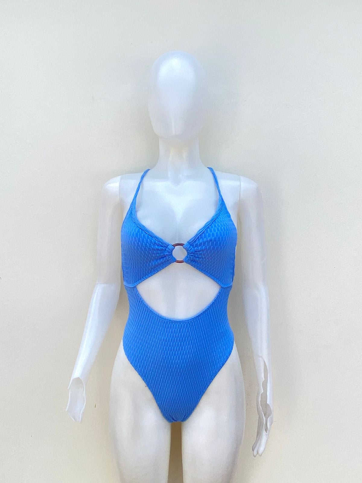 Biquini, azul cielo con escote en frente y lazos cruzados en la parte trasera, una pieza.