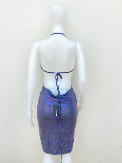 Vestido negro/ morado oscuro de tela brillosa, largo.