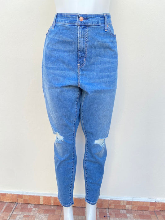 Pantalon jean SIGNATURE BY LEVI STRAUSS Original, PLUS SIZE azul claro con rasgados.