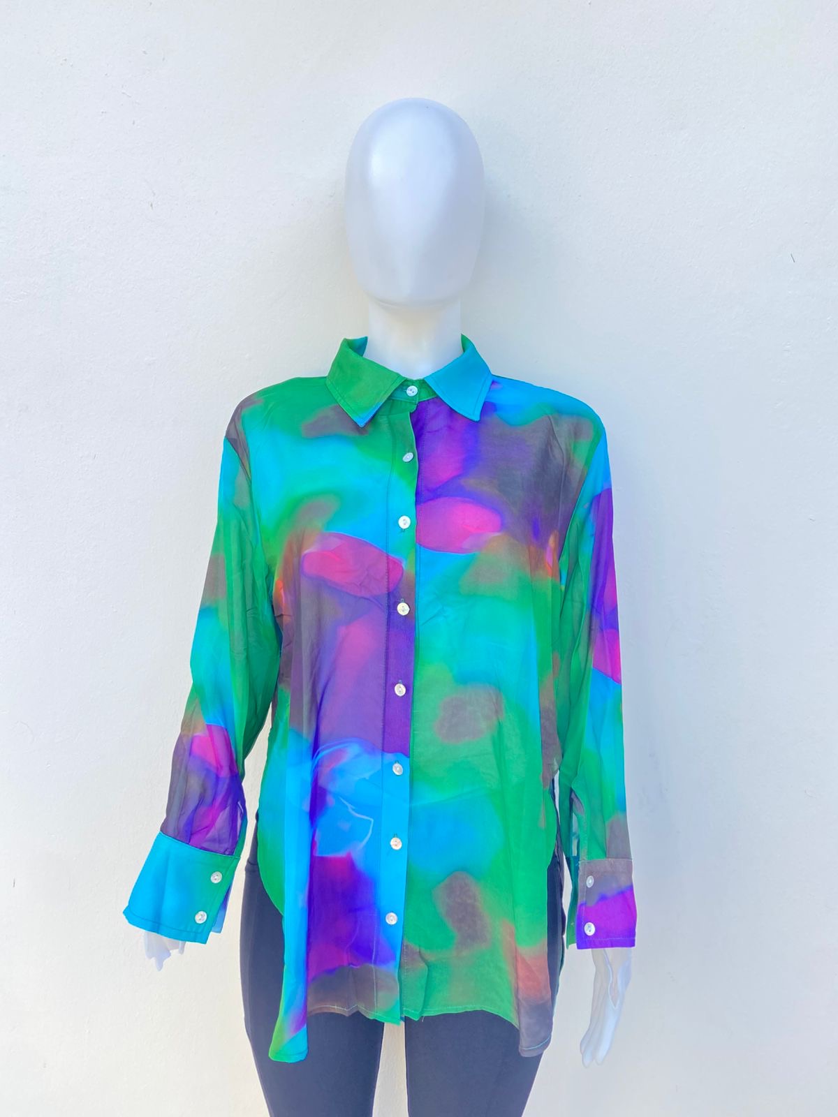 Cover up/Camisa, verde con degradado morado y marron, tela transparente manga larga y larga atras.