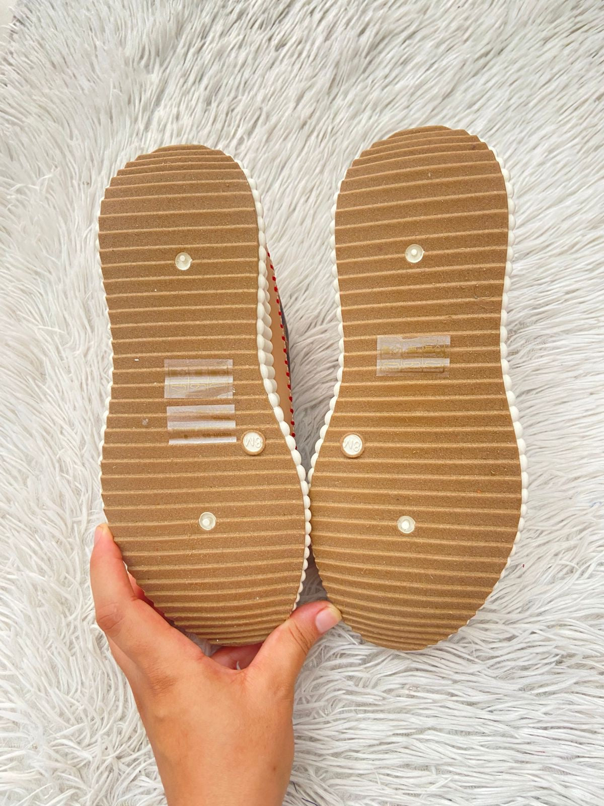 Tenis BAMBOO original crema con estampado de animal print y rojo en plataforma.