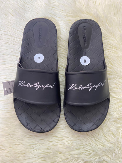 Sandalias KARL LAGERFELD original, negra con letras de la marca en cursiva.