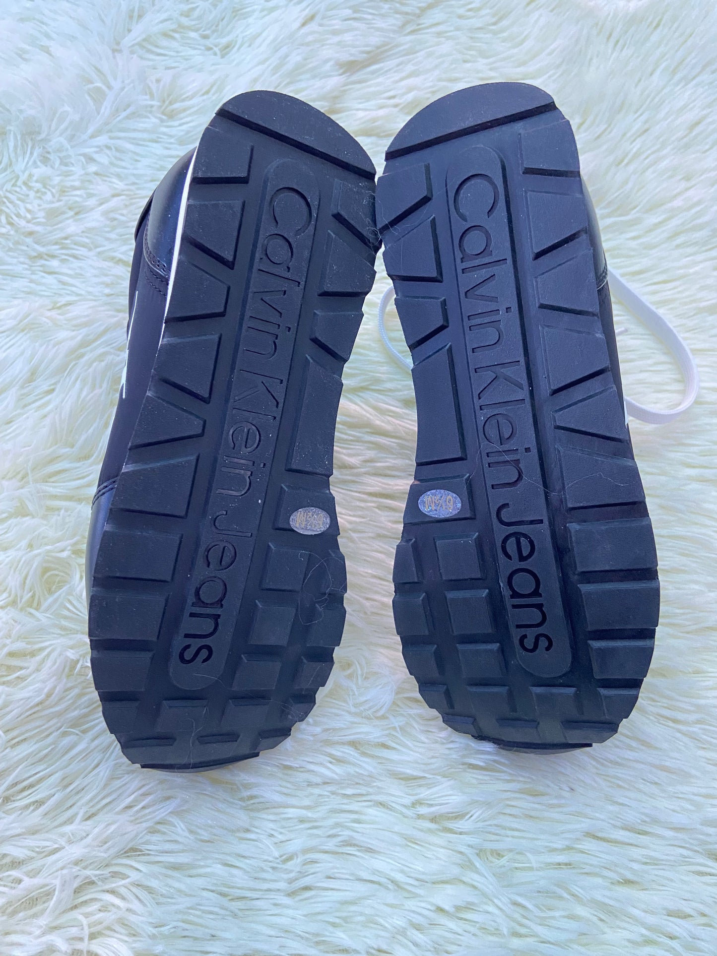 Tenis CLAVIN KLEIN original, negro con suela en color blanco y letras CK en  los lados.