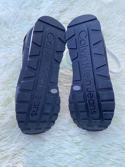 Tenis CLAVIN KLEIN original, negro con suela en color blanco y letras CK en  los lados.