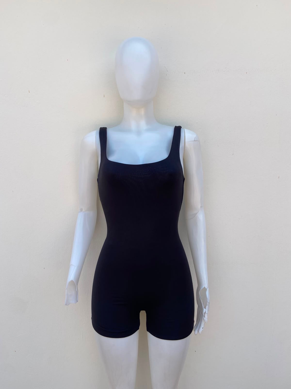 Enterizo H + H BY HEART HIPS original, negro liso con escote.