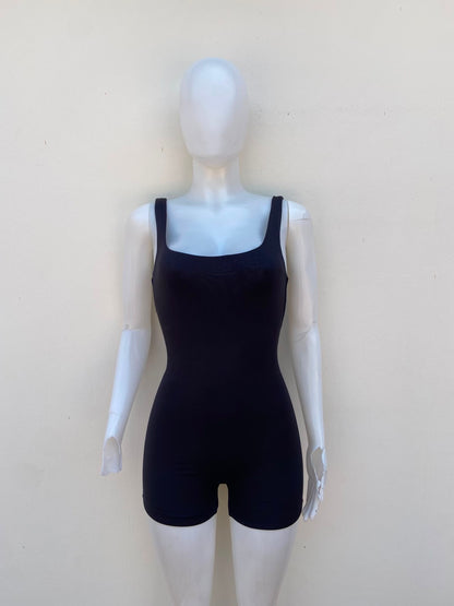 Enterizo H + H BY HEART HIPS original, negro liso con escote.