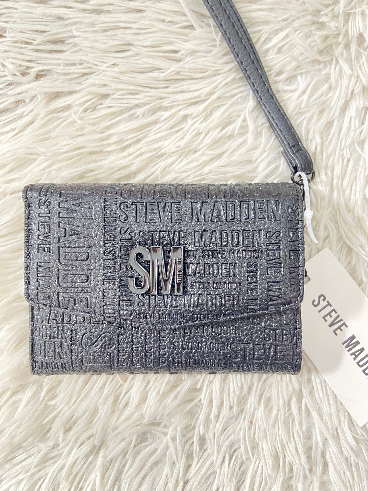Monedero STEVE MADDEN Original negro con estampado de la marca y placa SM en frente.
