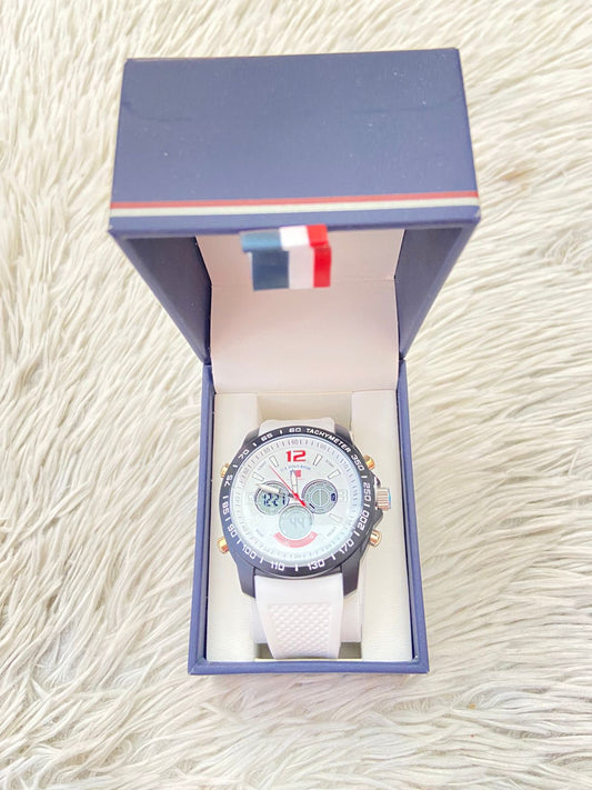 Reloj U.S POLO ASSN. Original en color blanco con negro y algunos detalles rojos en el fondo
