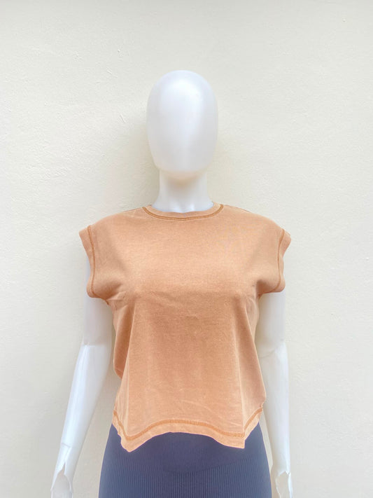 Crop-top beige/caqui liso, sin mangas.