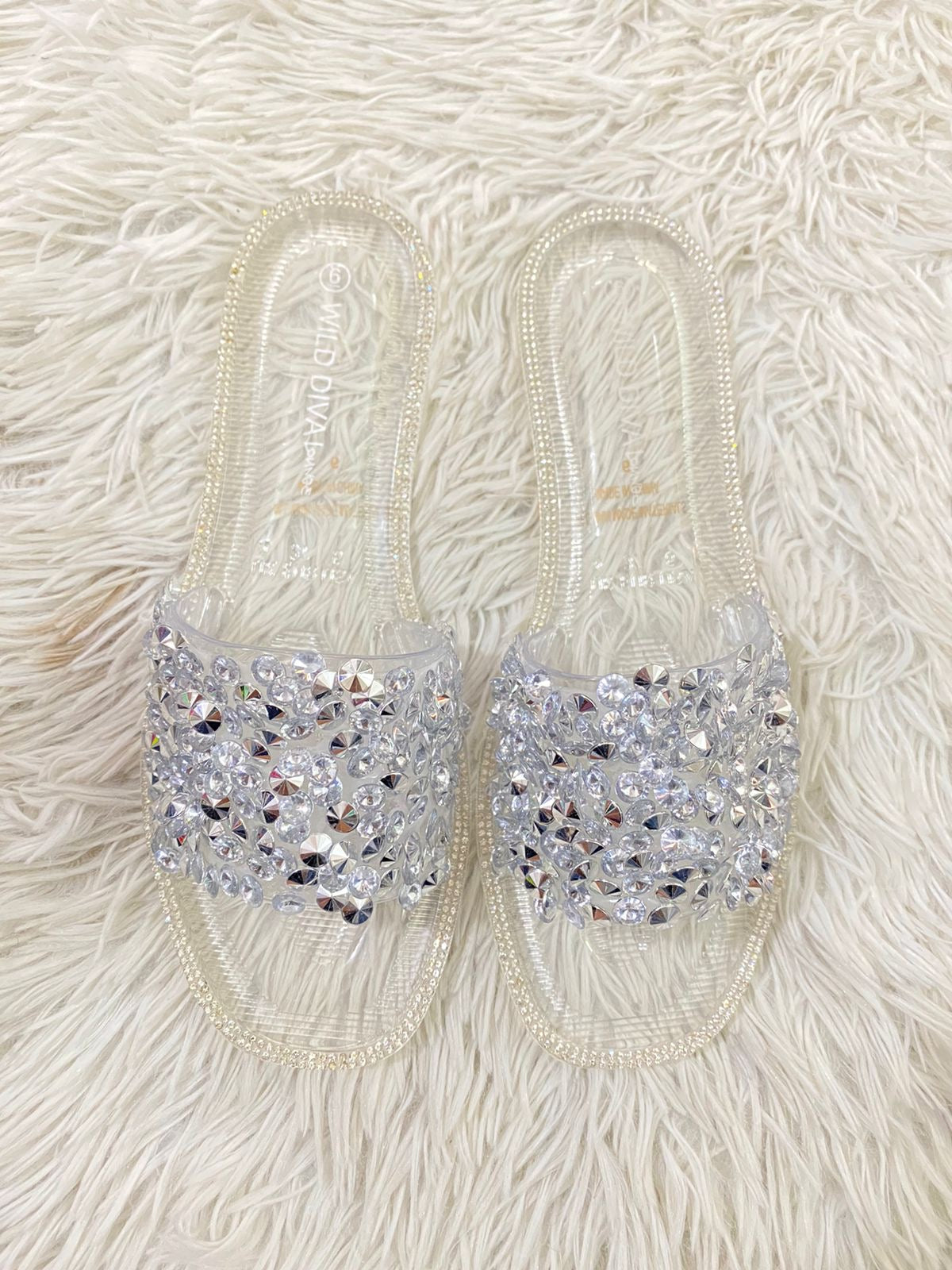 Sandalias WILD DIVA original transparente con diamantes en frente.