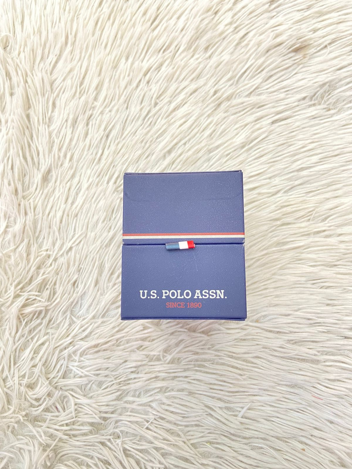 Reloj U.S POLO ASSN. Original en color blanco con negro y algunos detalles rojos en el fondo