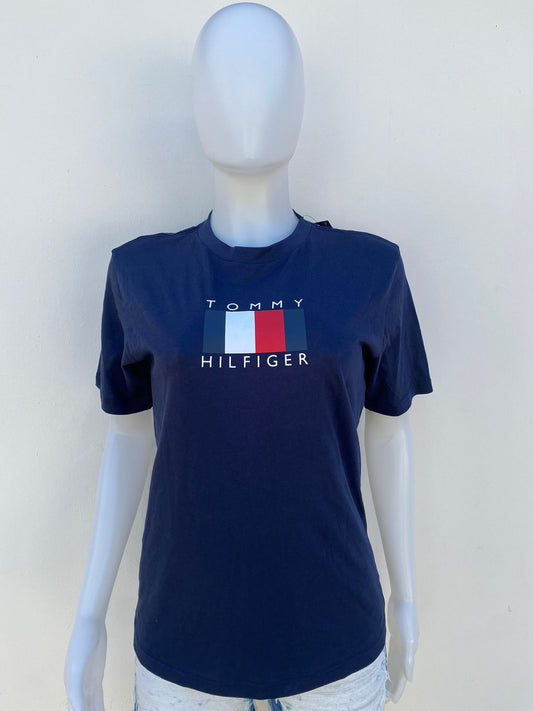 T-shirt Tommy Hilfiger original azul marino con bandera Tommy Hilfiger en frente.