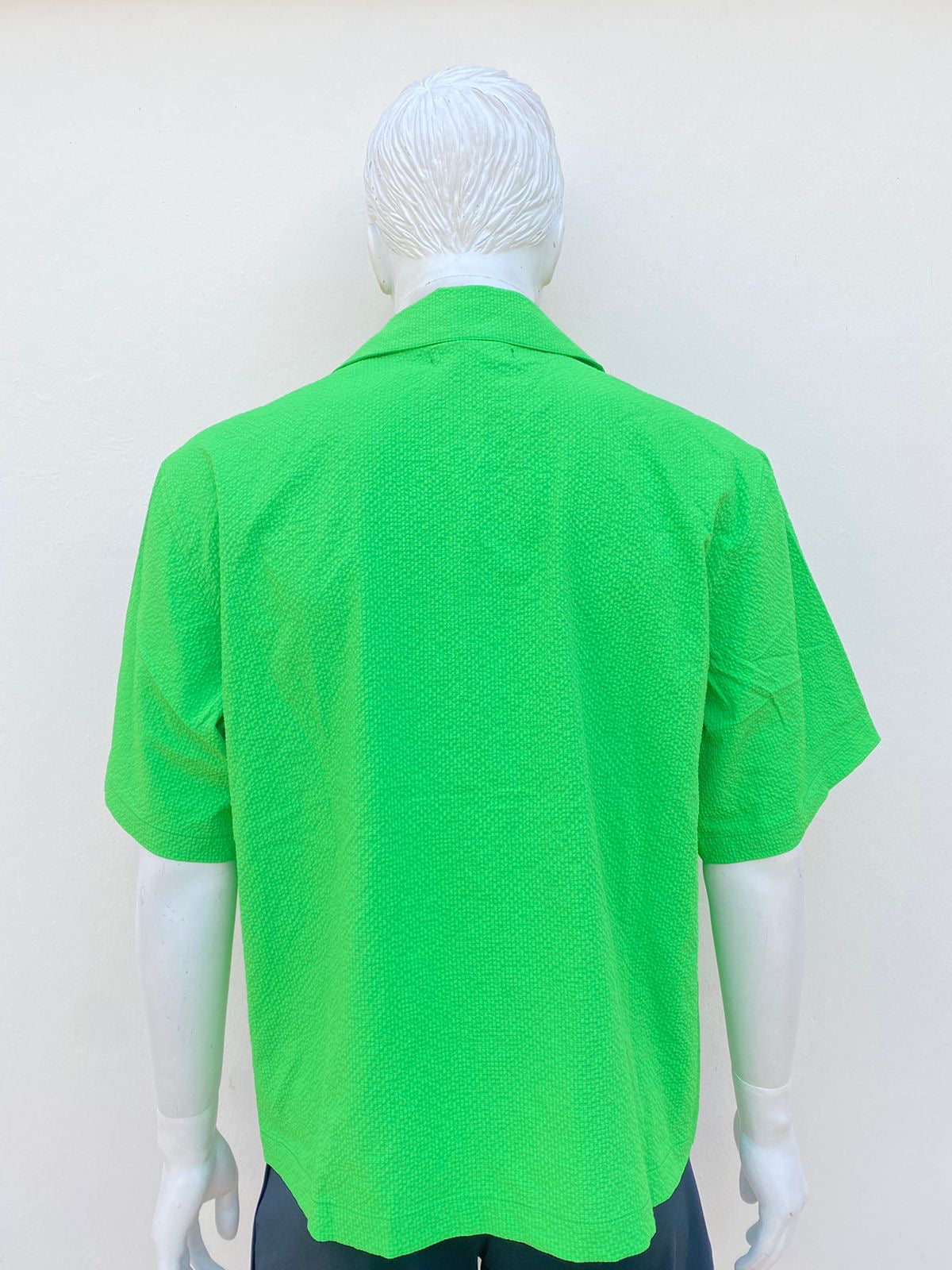 Camisa, verde con tela textura  BUTTON UP.