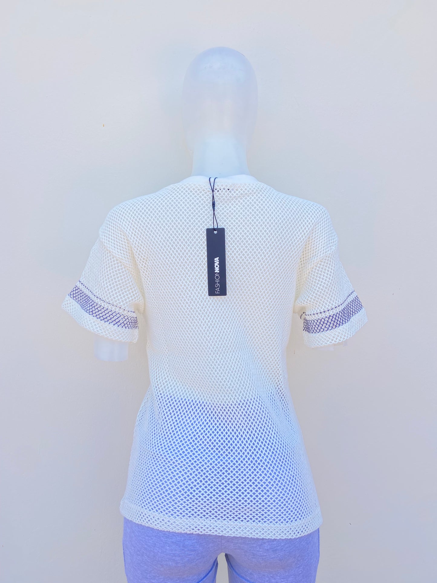 Camisón/ jersey, blanco estilo mallas con el número 08 de en frente.