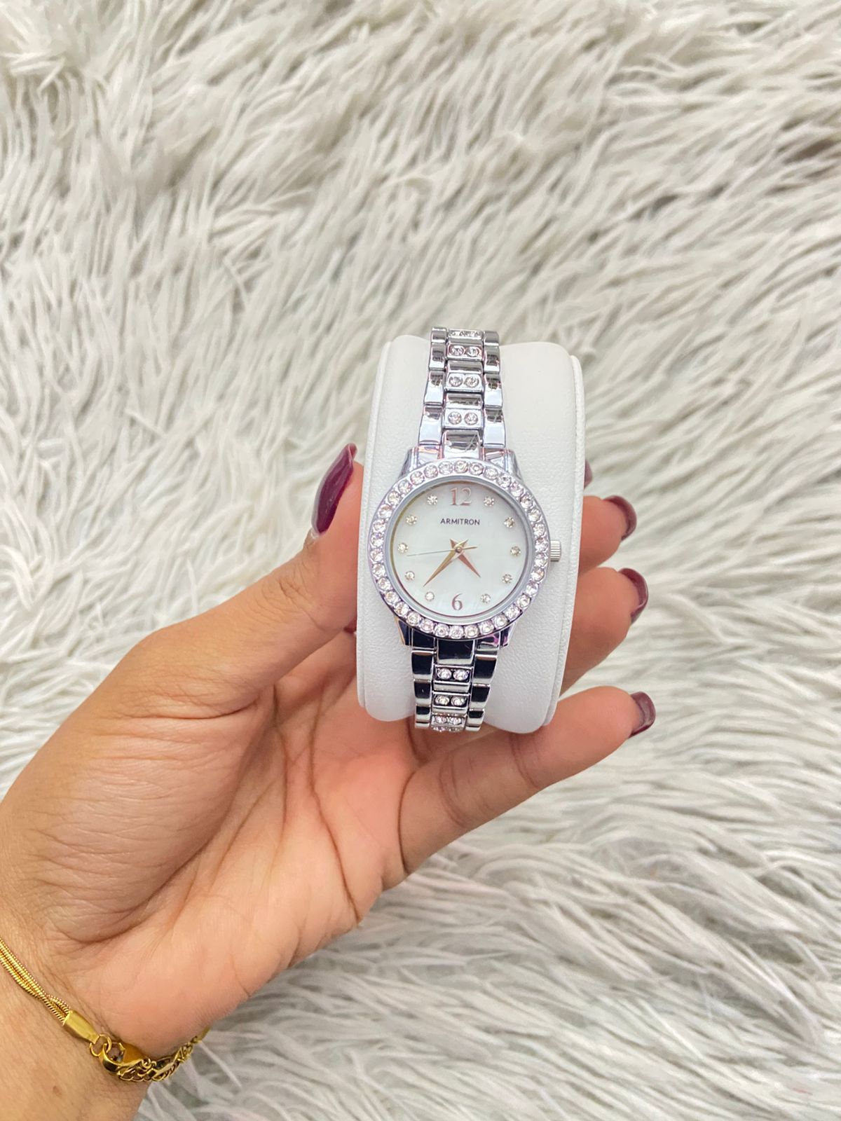 Armitron original reloj para dama en acero inoxidable, con detalles en cristales tanto en la correa como en el bisel y la esfera.