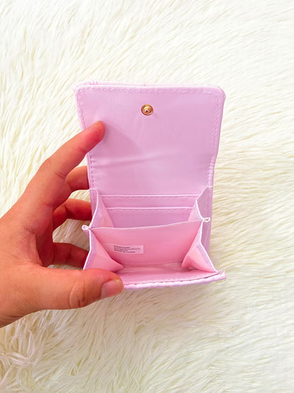 Monedero pequeño rosado diseño acolchado, cierre de boton y súper espacioso