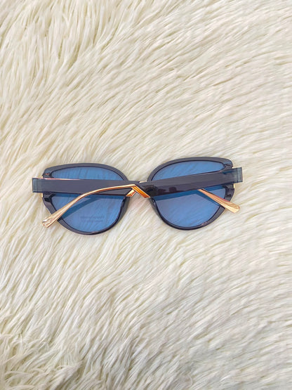 Lentes, negros con micas azules y patillas doradas, estilo cat eye con protección 100% UV