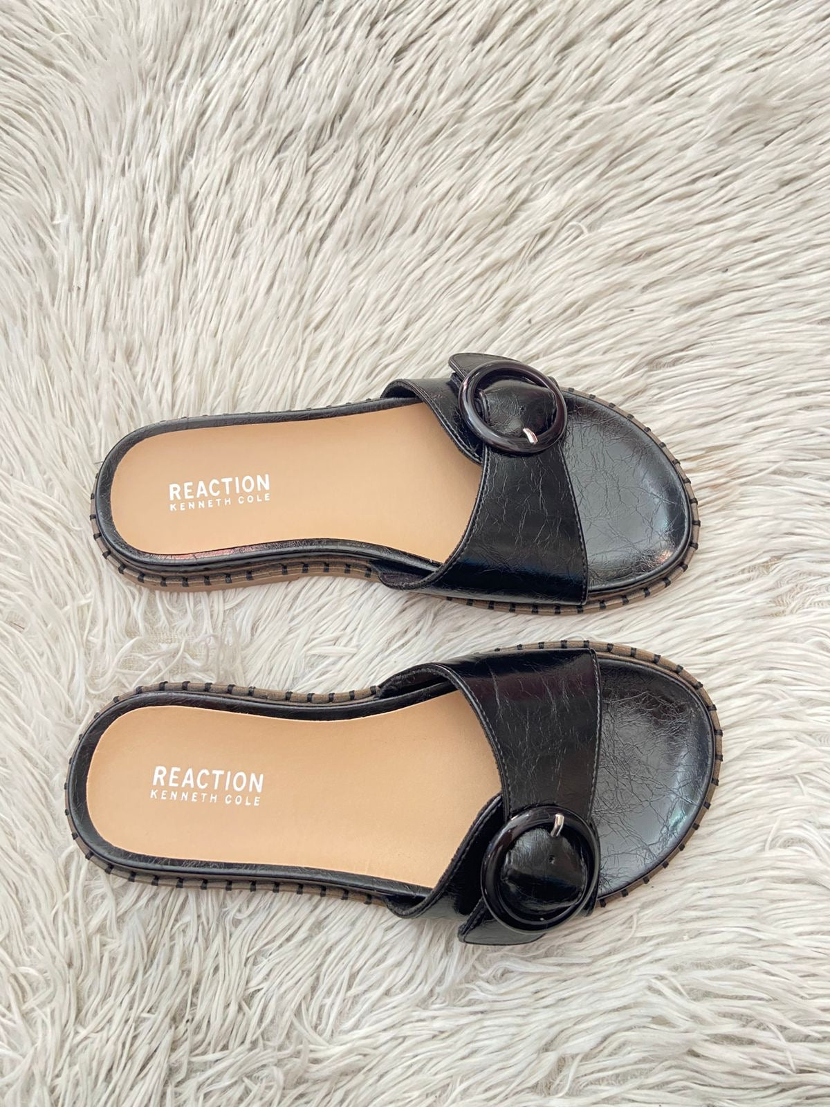 Sandalias KENNETH COLE REACTION Original,  en color negra con fondo beige y detalle de evilla circular al frente