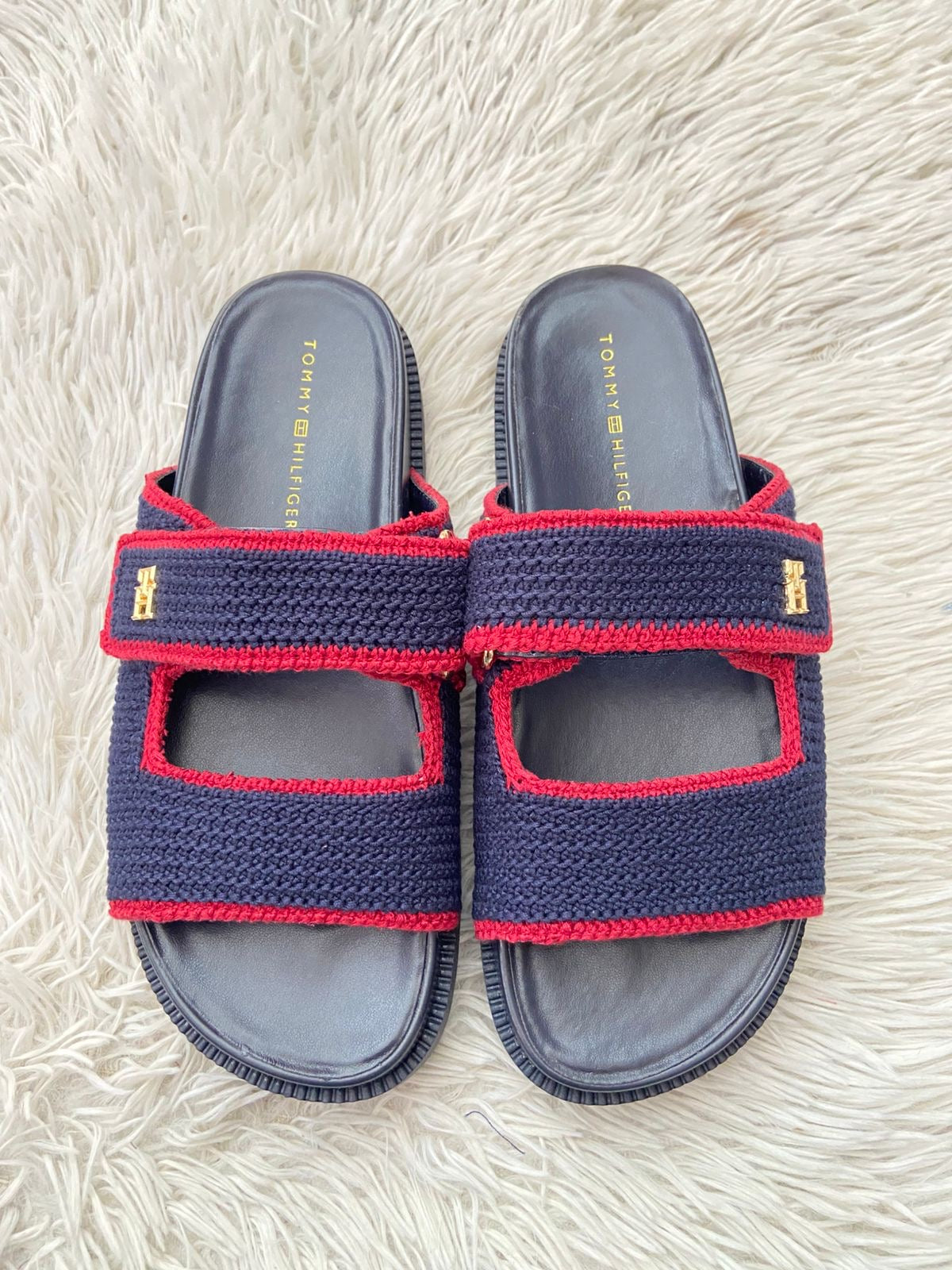 Sandalias TOMMY HILFIGER original, azul marino con rayas en color rojo y tela crochet, más placa TH en dorado.