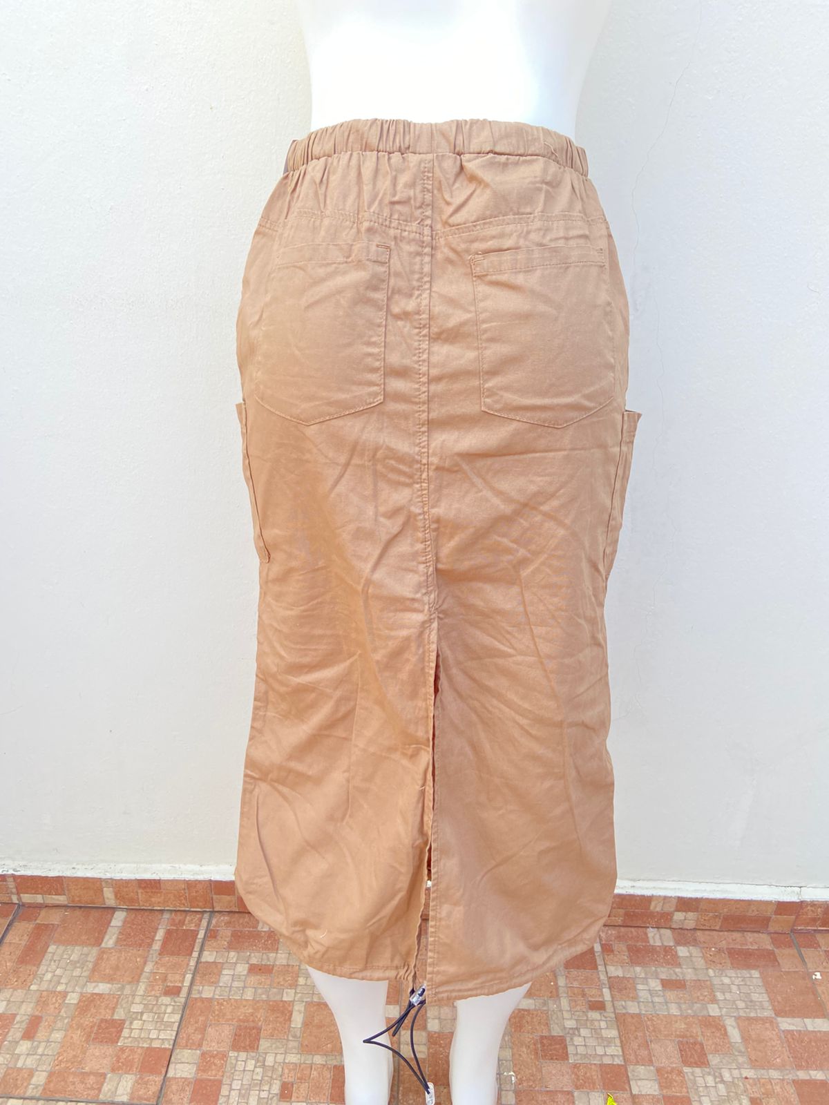 Falda cargo Sweet Envy Original, color caramelo ( caqui ) con lazos ajustables en la cintura, abertura en la parte de atrás y bolsillos en los lados.