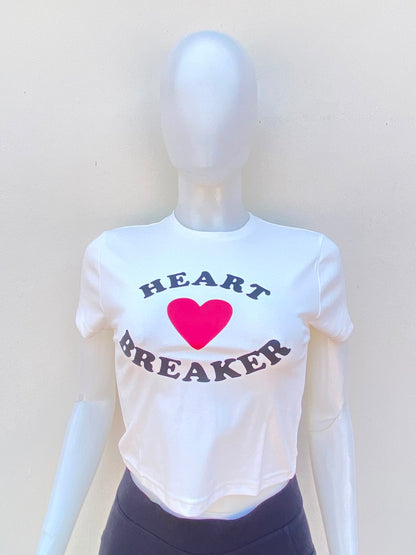 Top blanco con letra al frente HEART BREAKER y corazón rojo en el medio.