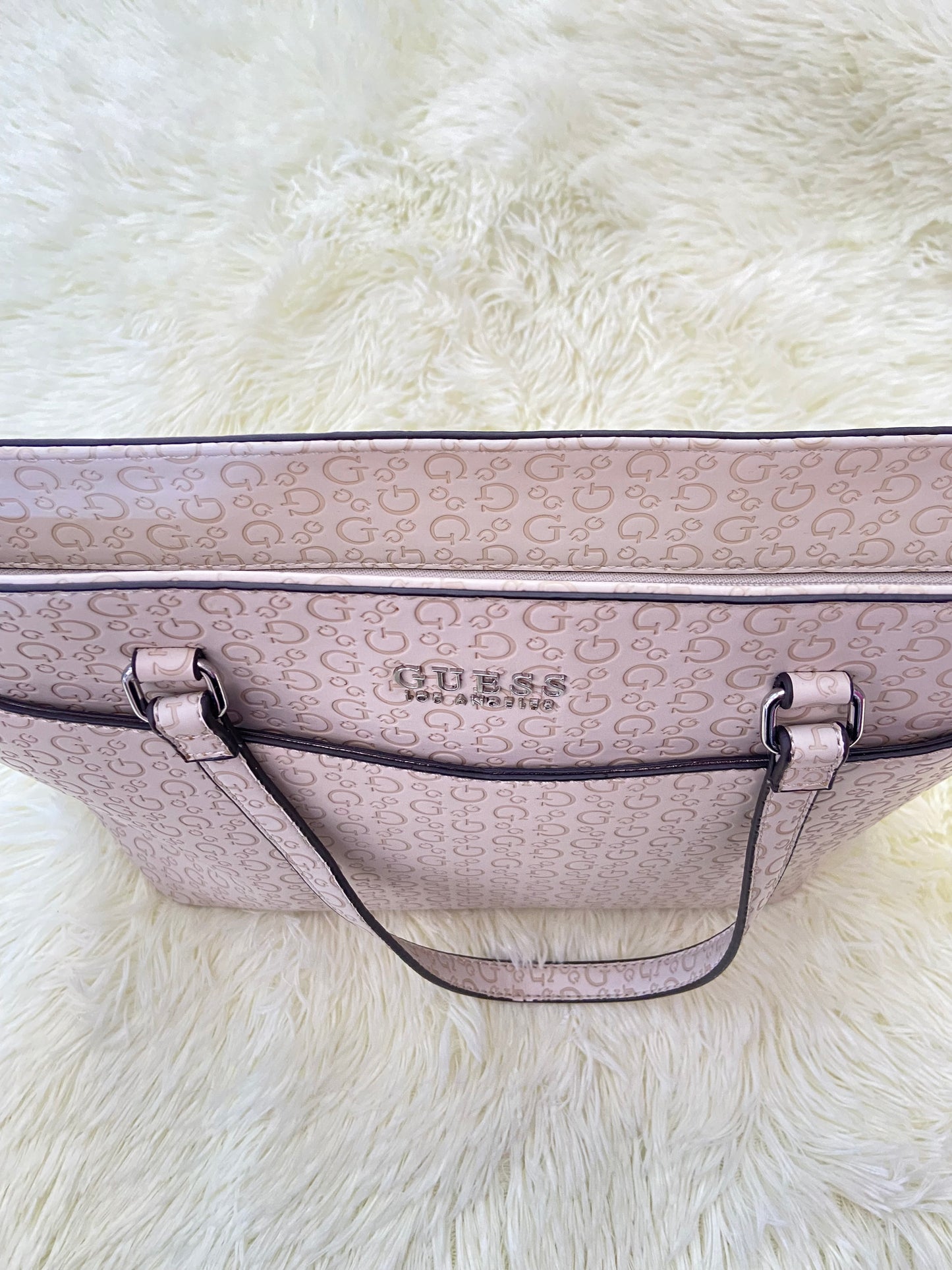 Cartera GUESS original, grande, rosado palo crema con letras G y placa GUESS en plateado en frente.