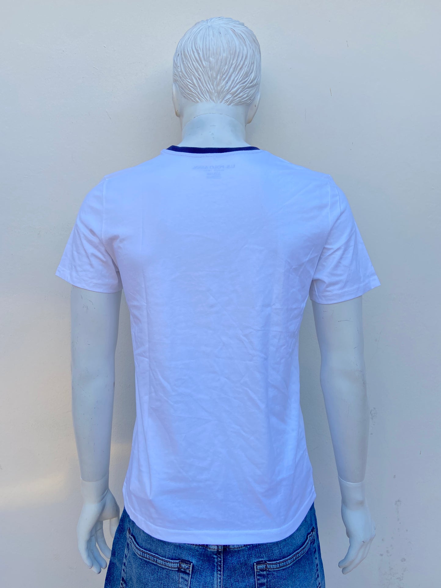 T-shirt U.S Polo original blanco, con cuello y logotipo en azul marino.