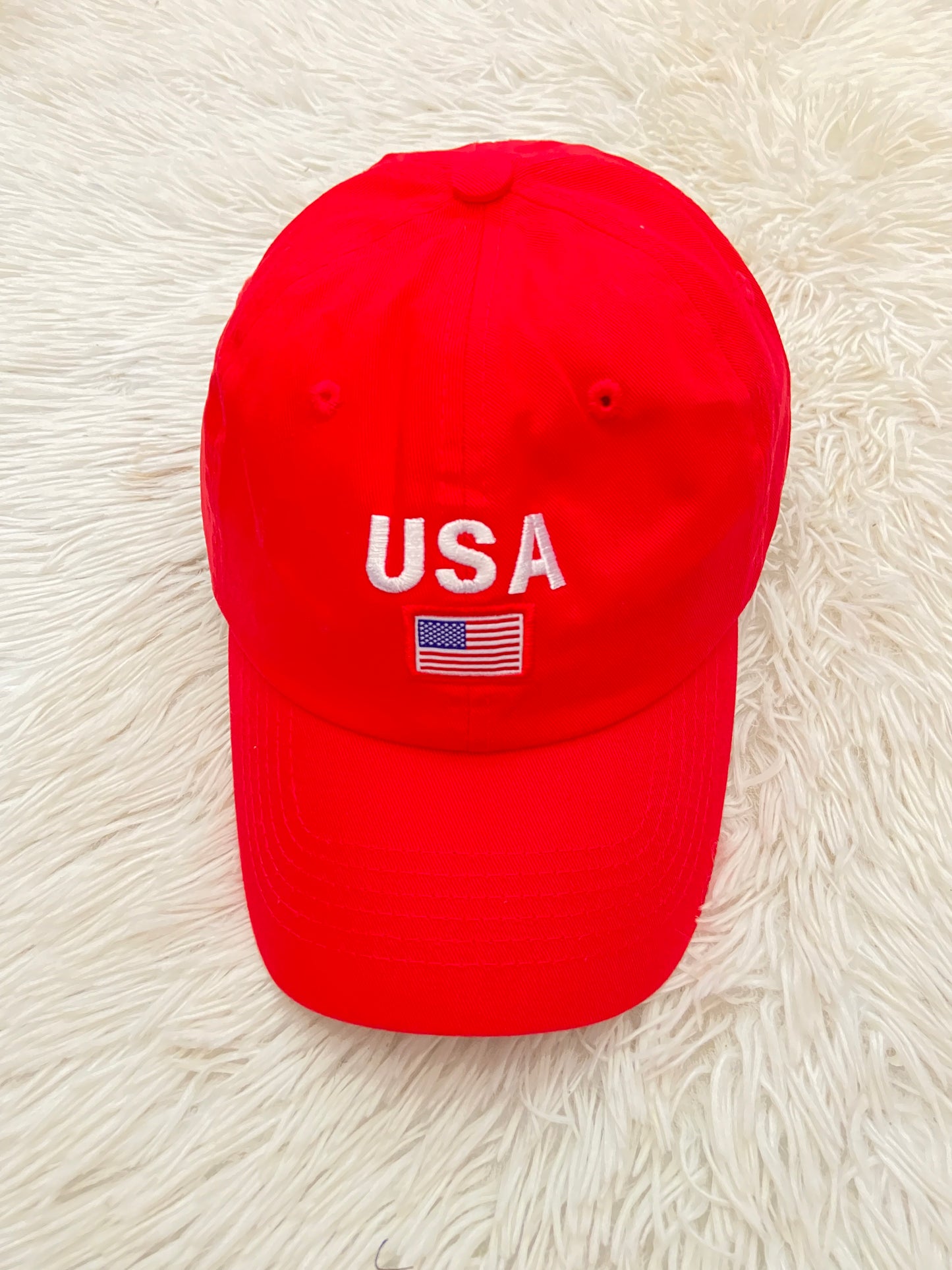 Gorra, roja con estampado de la bandera de Estados Unidos y letras USA.