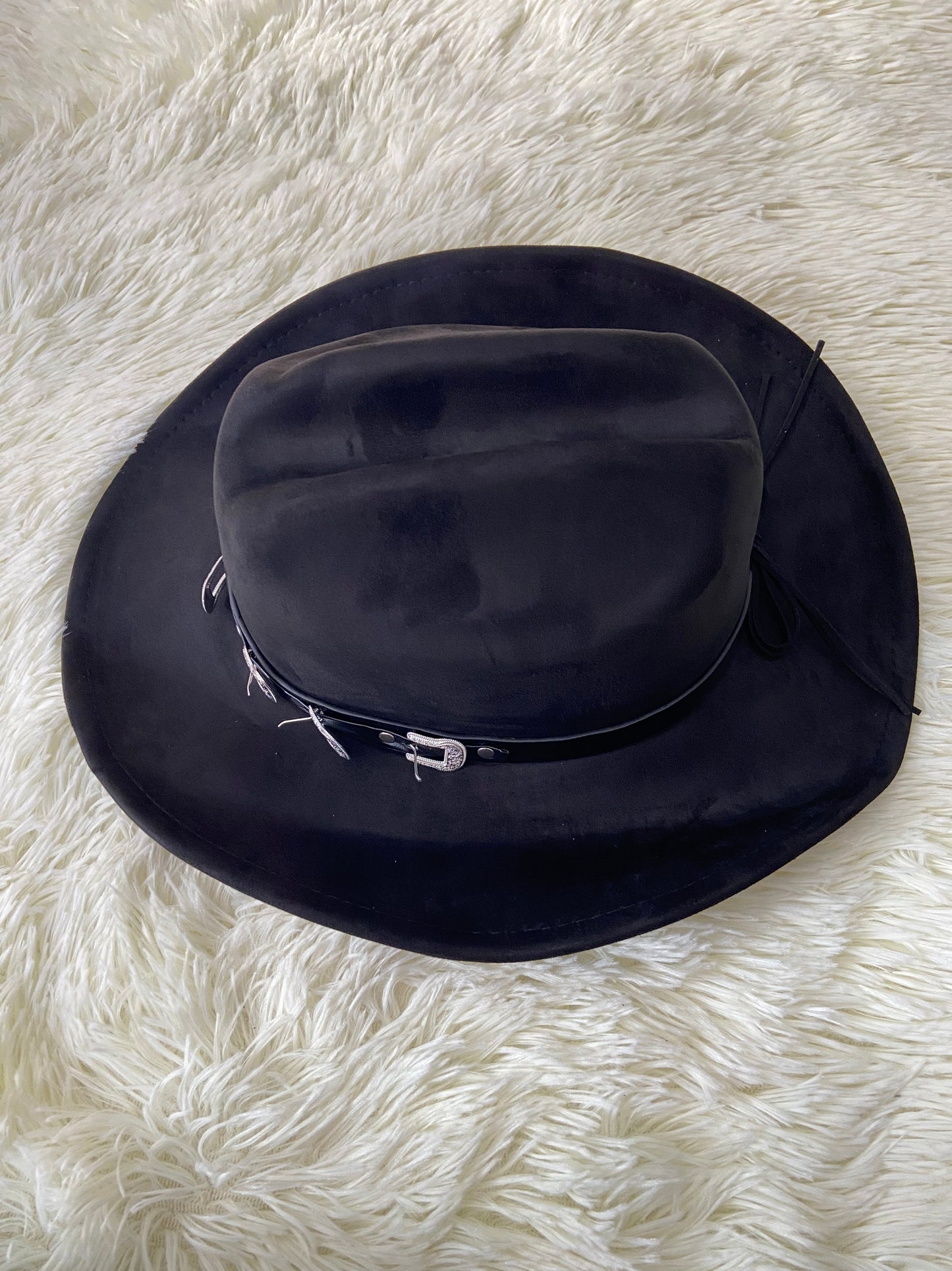 Sombrero, negro con correa y hebillas en color plateado, estilo vaquero.