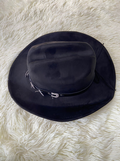 Sombrero, negro con correa y hebillas en color plateado, estilo vaquero.