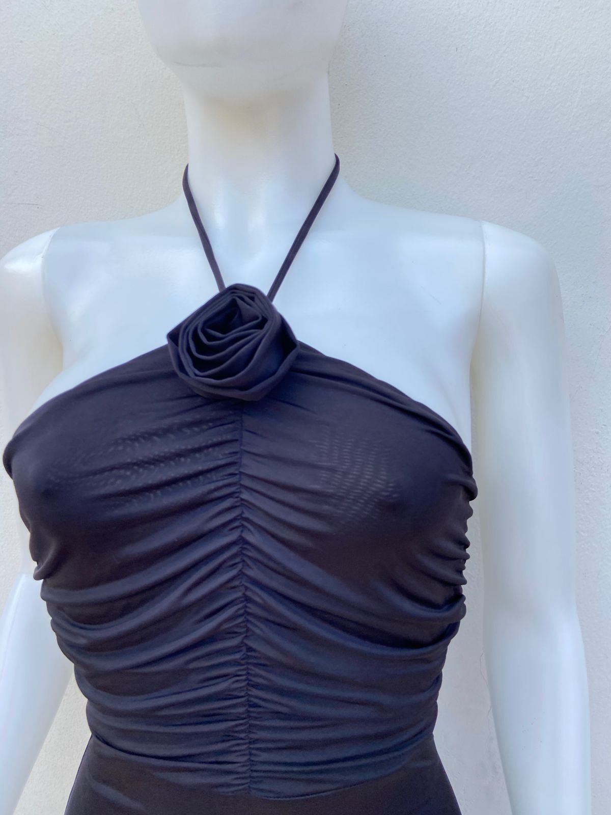 Vestido Forever21 Original, negro con flor en la parte superior.