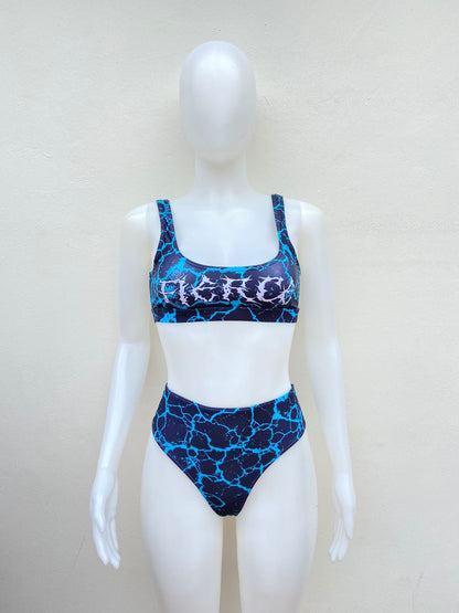Biquini,de dos piezas  negro con estampado de grietas en color azules con letra al frente FIERCE y panti alto