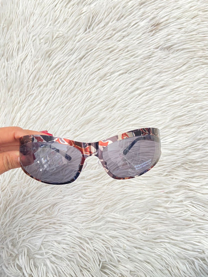 Lentes diseñados con protección UV 100-400 para proteger tu visión. Negros con montura fina y estampado animal print