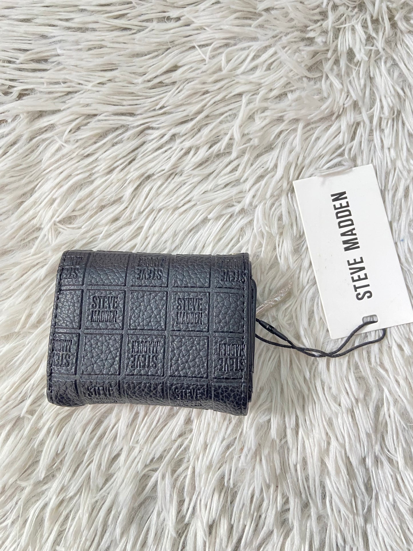 Mini monedero STEVE MADDEN ORIGINAL negro con placa SM en color plateado.