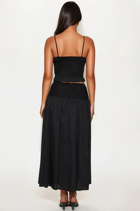 Conjunto, negro de falda larga y top.