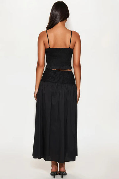 Conjunto, negro de falda larga y top.