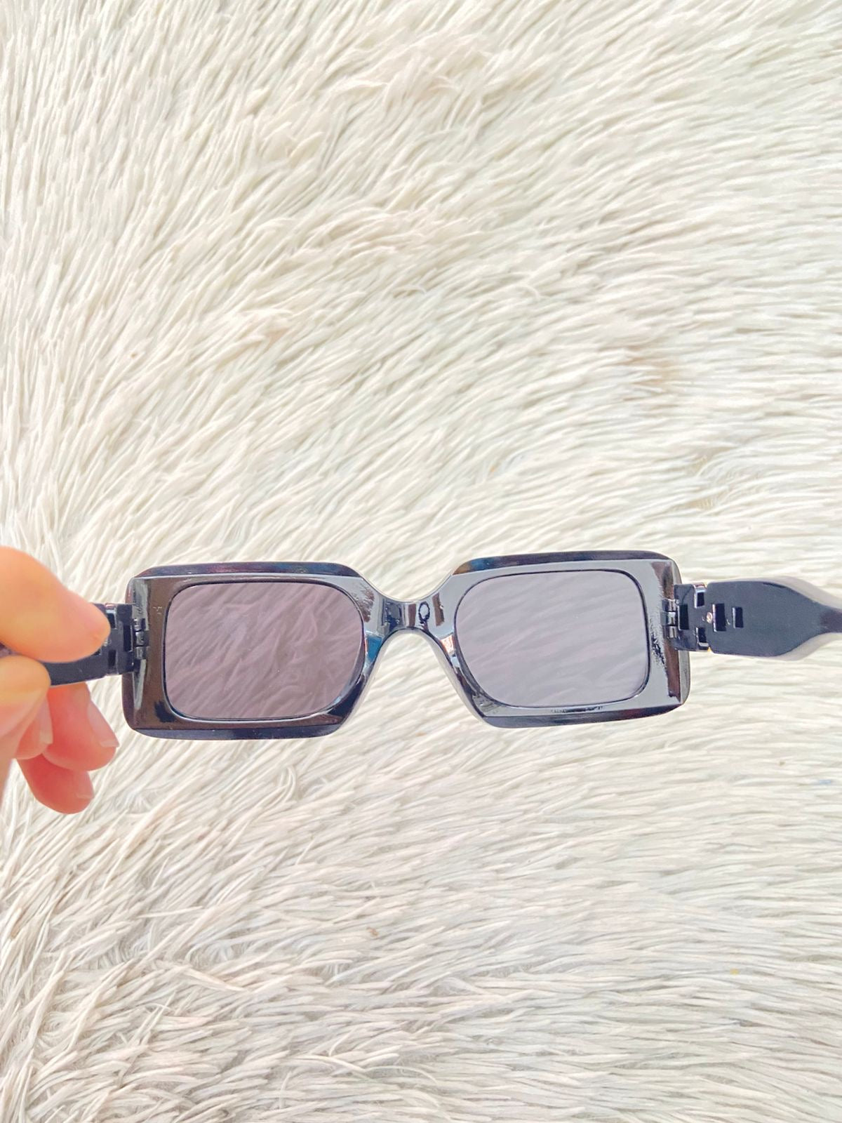 Lentes negros con detalles dorados atras, cuadrados y micas oscuras