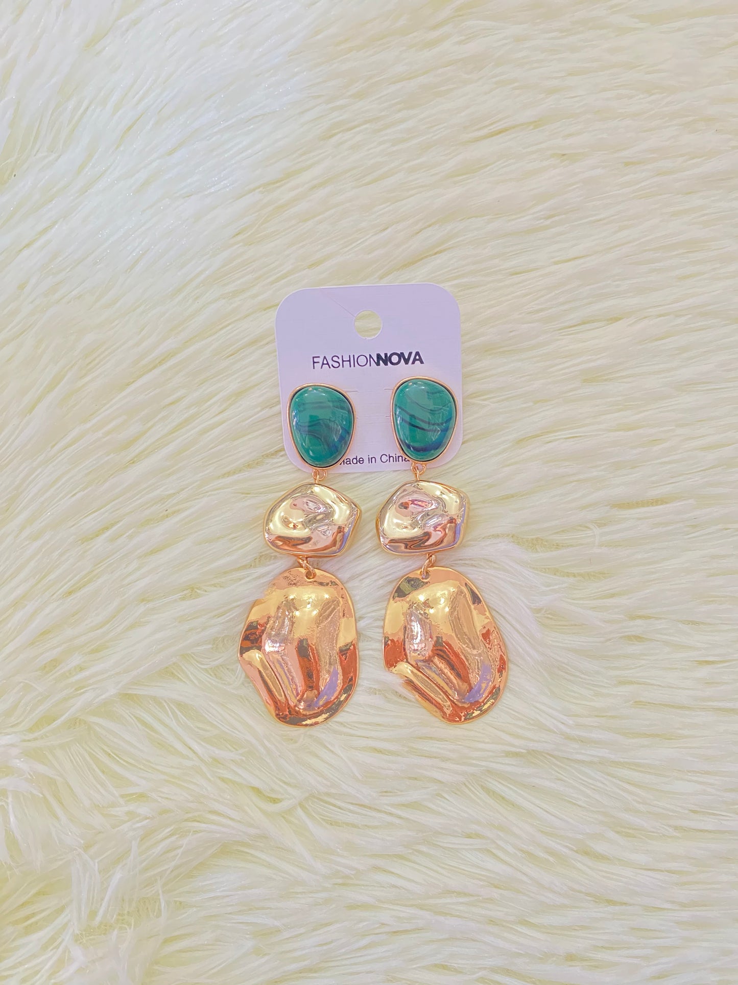 Arete de tres piezas en color verde y dorado.