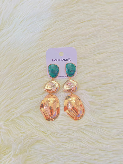 Arete de tres piezas en color verde y dorado.