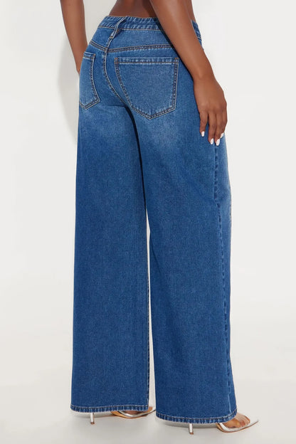 Pantalón, Jean azul oscuro con bolsillo en la parte delantera.
