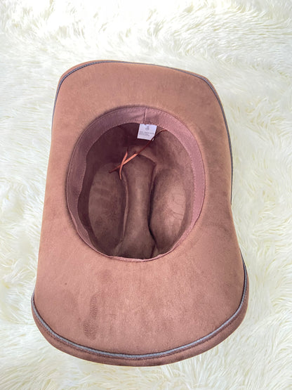 Sombrero, marron oscuro con placas de corazón al rededor en plateado, estilo vaquero.
