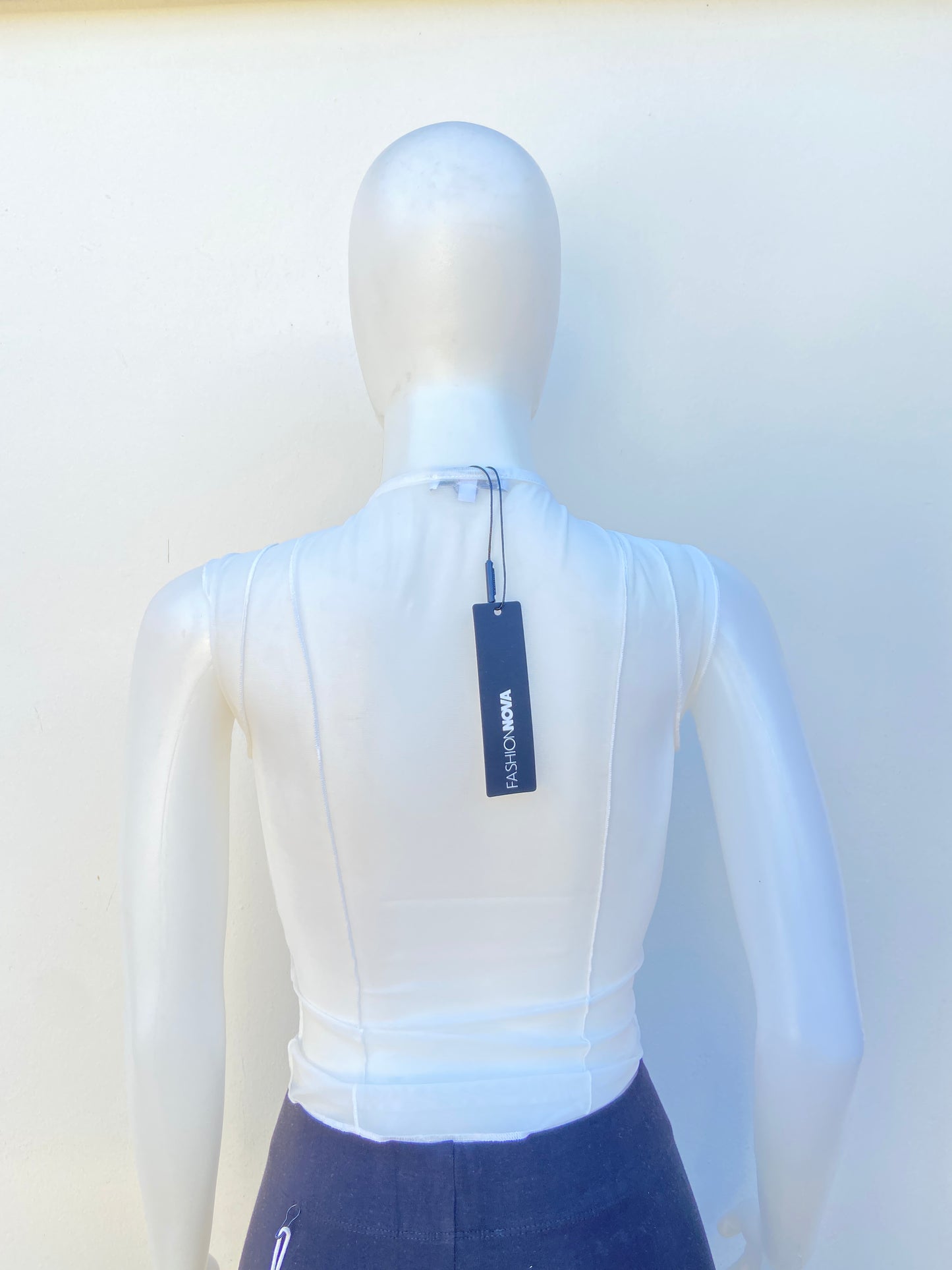 Top Fashion Nova original blanca transparente con lazos ajustables.