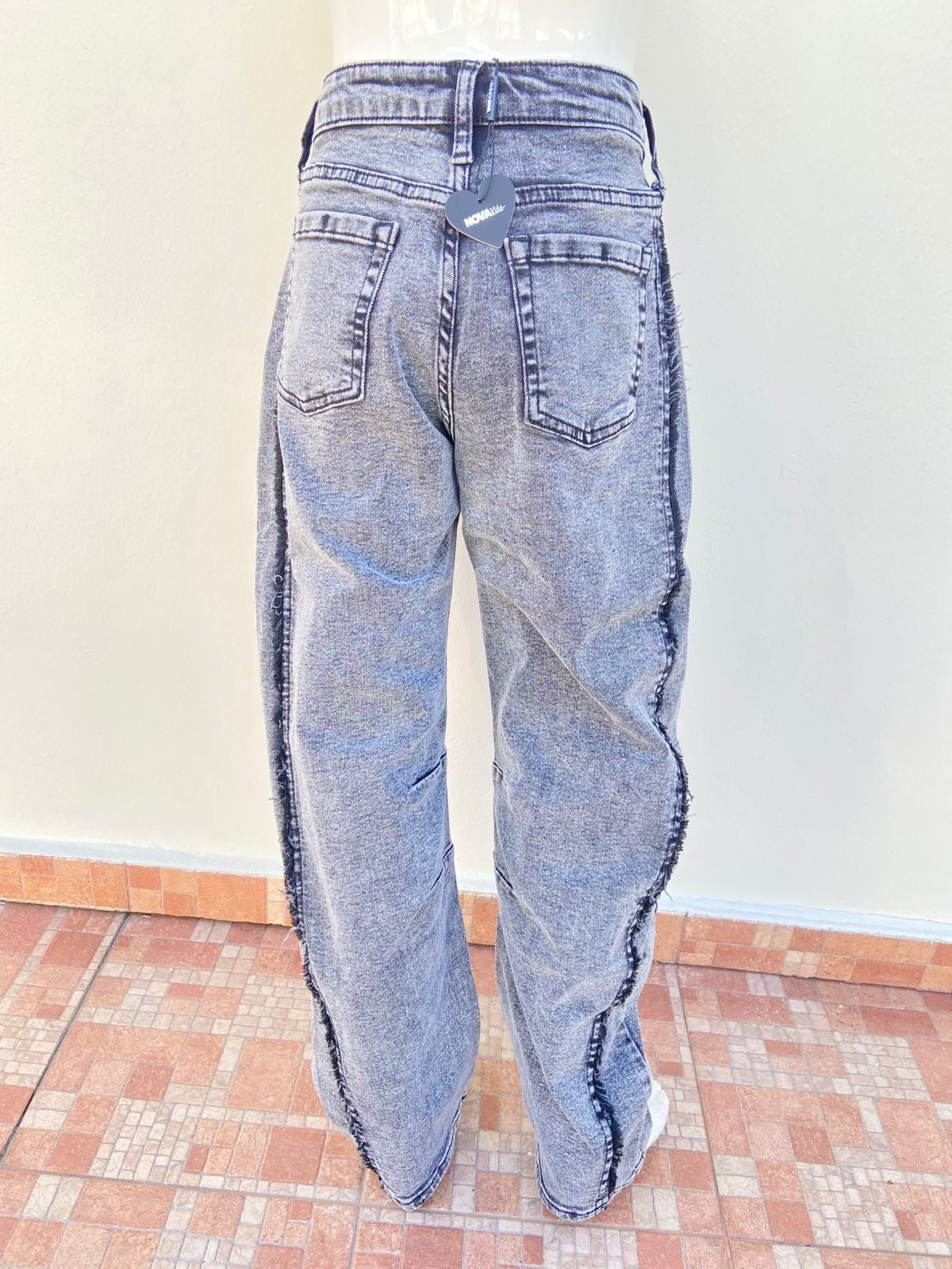 Pantalón Jean, gris claro con degradado negro y lineas en color negro, ancho