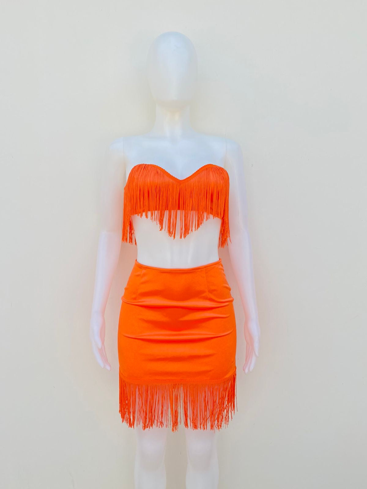 Conjunto Fashion Nova original naranja con tiras y top strapless.