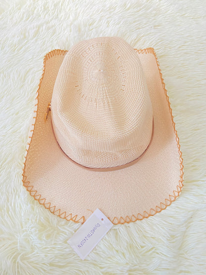 Sombrero, crema con costura en hilo marron y correa en color beige.