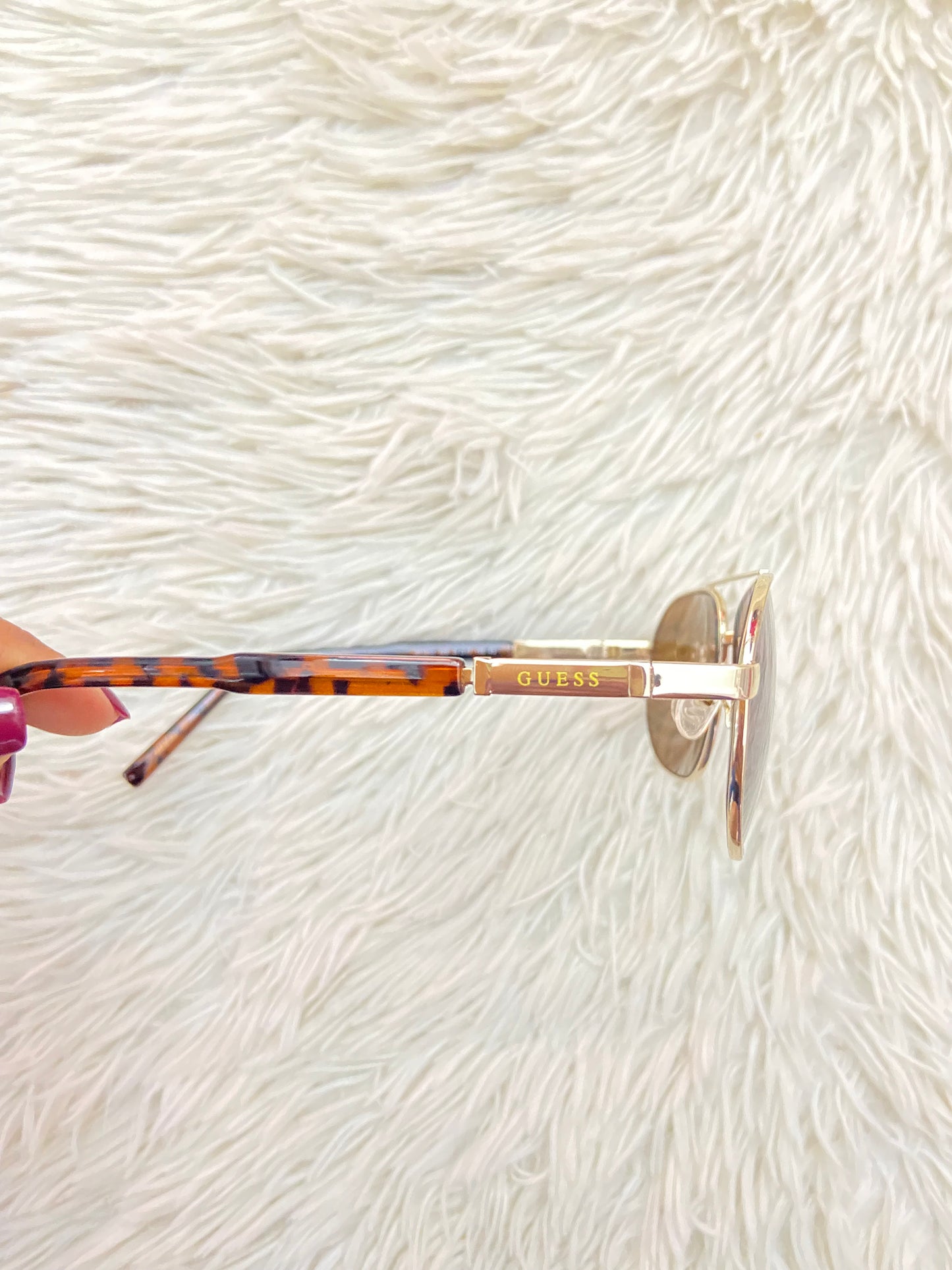 Lentes GUESS original, diseñados con protección UV 100-400 para proteger tu visión. Marrones con montura en animal print, ovalados.