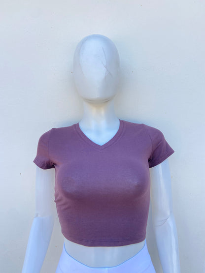 Top marron color chocolate liso, cuello V.