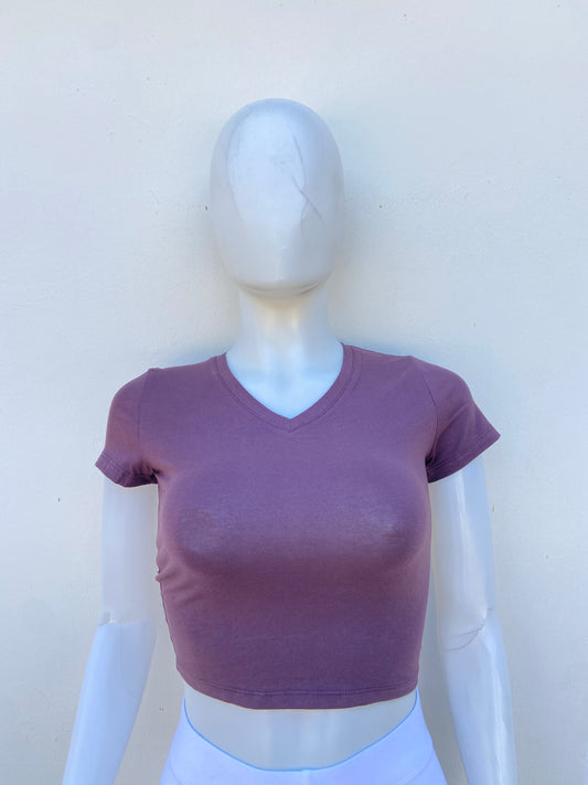 Top marron color chocolate liso, cuello V.