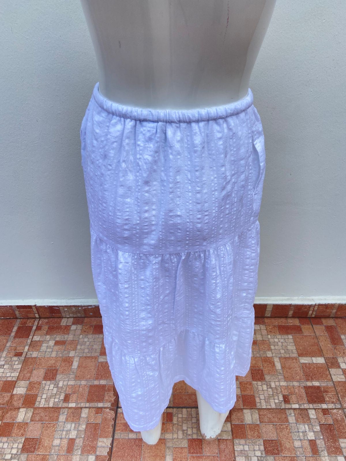 Falda OLD NAVY Original, en color blanco lisa con lazo ajustable al frente.