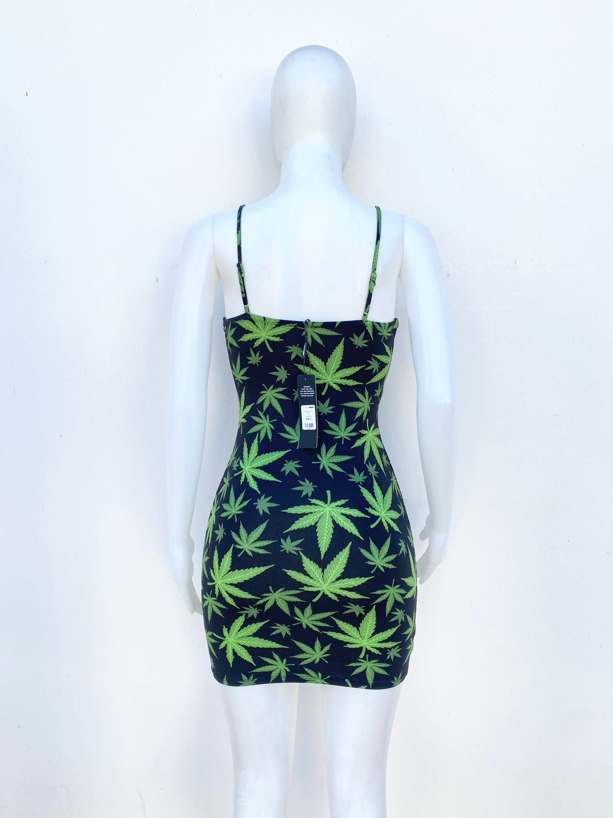 Vestido Fashion Nova original negro con estampado de hojas de mariguana.